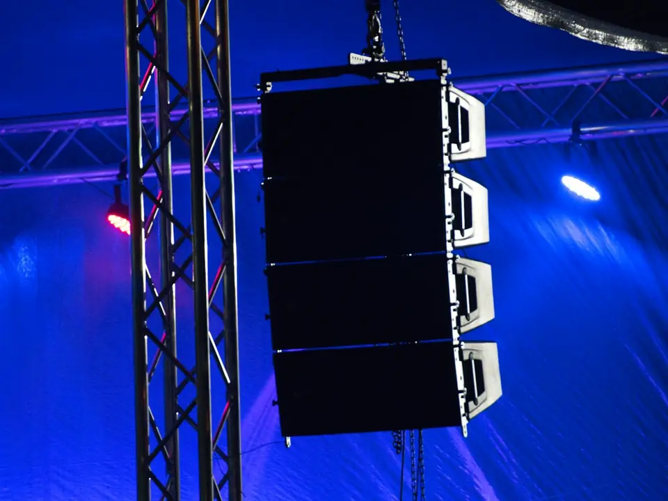 Subwoofers y line array: cuándo usar cada uno