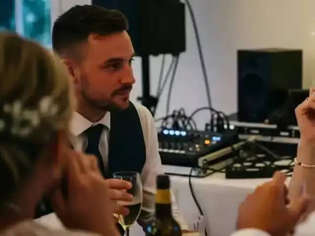 Técnico con consola de audio durante la recepción de una boda