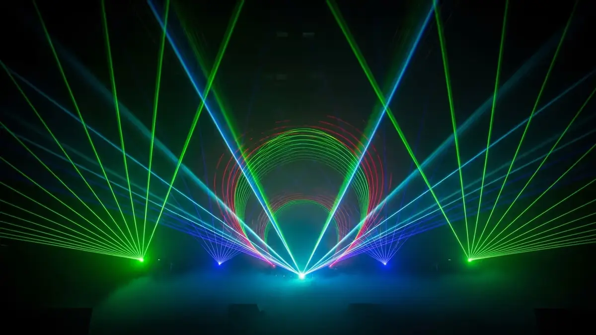 Show de iluminación láser verde y azul sobre un escenario con humo